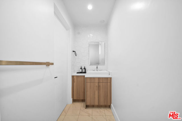 733 N Gramercy Place, Los Angeles CA: https://media.crmls.org/mediaz/059c8174-9c25-49dc-af69-ef9f595391e0.jpg