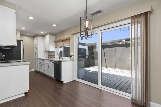 8746 Villa La Jolla Drive, La Jolla CA: https://media.crmls.org/mediaz/059ce7e5-0fc3-4c33-afa8-4b4ee6482283.jpg