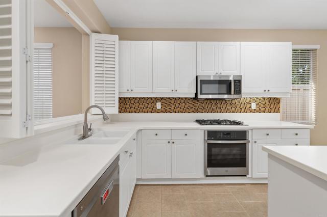 Detail Gallery Image 13 of 36 For 3234 W Canyon Ave, San Diego,  CA 92123 - 3 Beds | 2 Baths