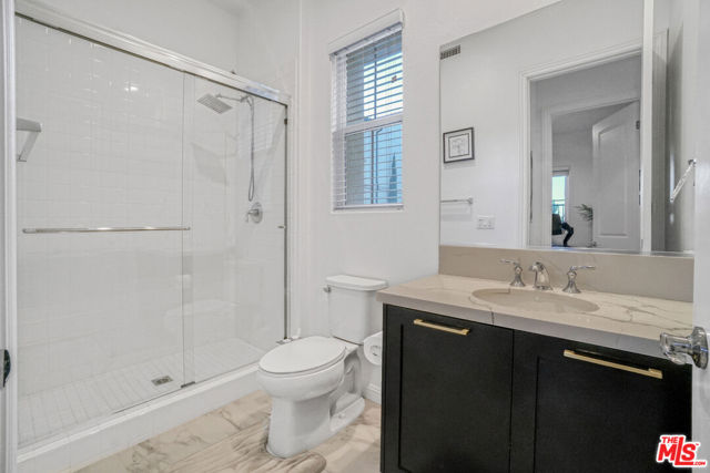 20818 W Bur Oak Circle, Porter Ranch CA: https://media.crmls.org/mediaz/059dd89f-ebae-48df-8cc4-7321c5a57aed.jpg