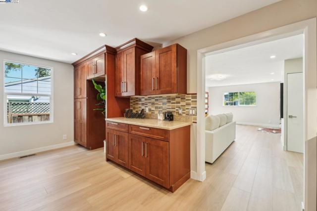 431 Alameda De Las Pulgas, Redwood City CA: https://media.crmls.org/mediaz/059f25cd-1232-4c43-a4ff-c12b19c69d83.jpg