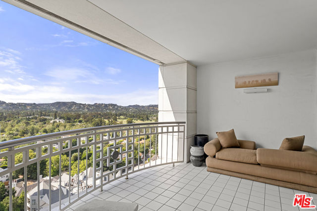 10380 Wilshire Boulevard, Los Angeles CA: https://media.crmls.org/mediaz/059f6a8b-33e4-48b3-b7f8-4b41c1a2284b.jpg
