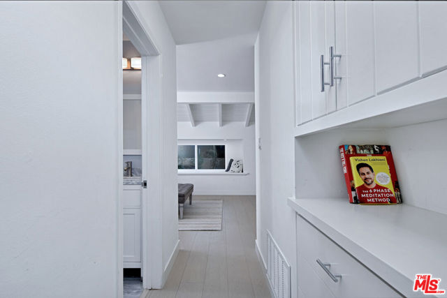 4512 Libbit Avenue, Encino CA: https://media.crmls.org/mediaz/059ffdd7-8cf4-4ec9-9a36-b155787401a5.jpg