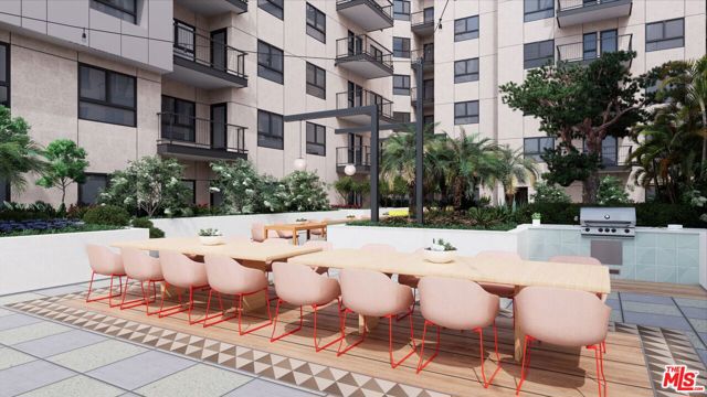 800 N Front Street, Burbank CA: https://media.crmls.org/mediaz/059fffbf-9687-433d-a67e-8ff16bfd132e.jpg