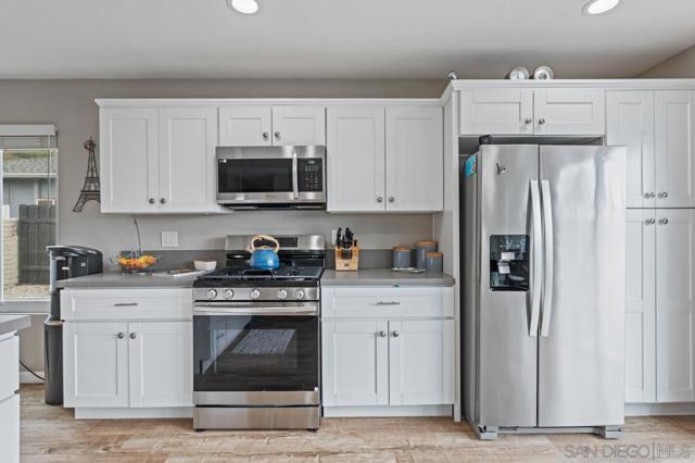 13637 Los Olivos Ave, Poway CA: https://media.crmls.org/mediaz/05a05f83-a516-43ce-870e-75cbdb1b6717.jpg