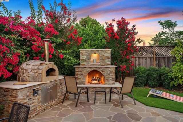 7872 Meadowbrook Ct, Pleasanton CA: https://media.crmls.org/mediaz/05a0c95d-c37e-475a-b135-689ad29a345e.jpg