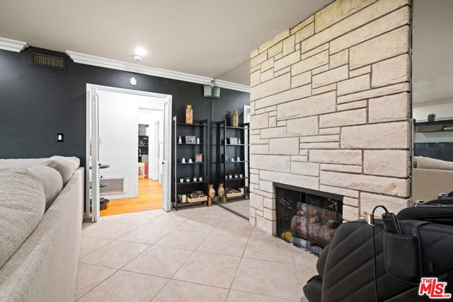 9253 Hayvenhurst Avenue, North Hills CA: https://media.crmls.org/mediaz/05a0ee86-4d05-4187-97c6-f5577c1c212f.jpg
