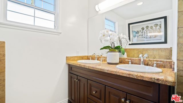 Bathroom #1 (Dual Sinks)