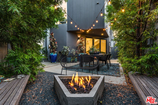 407 Rialto Avenue, Venice CA: https://media.crmls.org/mediaz/05a20e81-f727-4def-af48-80ec7d8c8b54.jpg