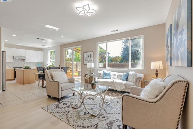 113 Silver Bell Way, Oakley CA: https://media.crmls.org/mediaz/05a2ddc7-9538-44d1-8c74-395c65a50c2e.jpg