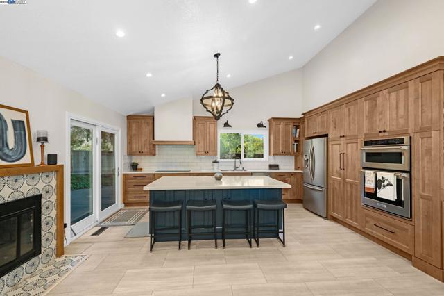 1021 Knightwood Ct, Walnut Creek CA: https://media.crmls.org/mediaz/05a510ee-9669-419e-b47e-57a869048415.jpg