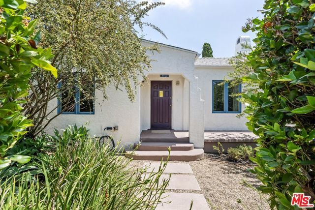 2310 Glencoe Avenue, Venice CA: https://media.crmls.org/mediaz/05a7a459-fd2f-48db-b8dd-aa5a6a35300e.jpg