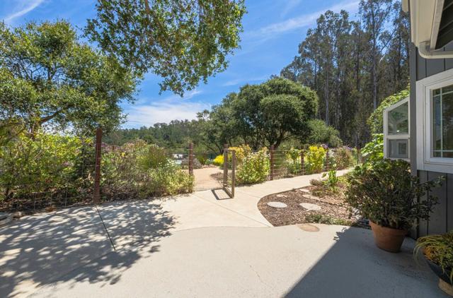 158 Echo Valley Road, Prunedale CA: https://media.crmls.org/mediaz/05a7be75-613e-438c-8021-eea64723a231.jpg