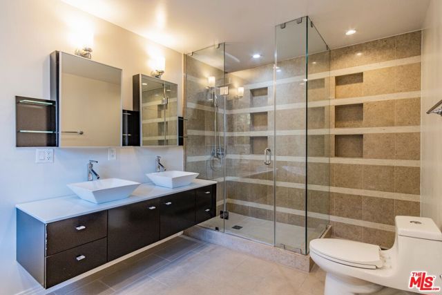 619 N RODEO Drive, Beverly Hills CA: https://media.crmls.org/mediaz/05a7c02c-3f79-4b85-b11c-93adafe25306.jpg