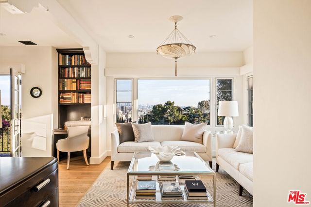 7020 La Presa Drive, Los Angeles CA: https://media.crmls.org/mediaz/05a7c382-78a1-4ff5-9776-b0867ed50718.jpg