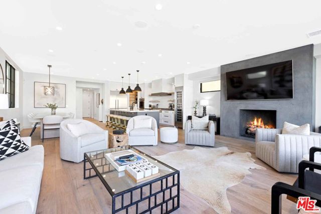 4106 River Avenue, Newport Beach CA: https://media.crmls.org/mediaz/05a8800e-3e04-472d-9c53-658030eadd6c.jpg