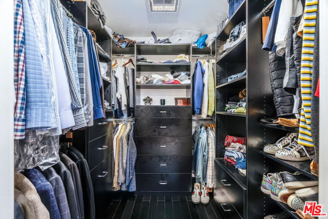 2513 Lincoln Boulevard, Venice CA: https://media.crmls.org/mediaz/05a8cca3-3f8f-4d75-aa27-7e4e36405e8d.jpg