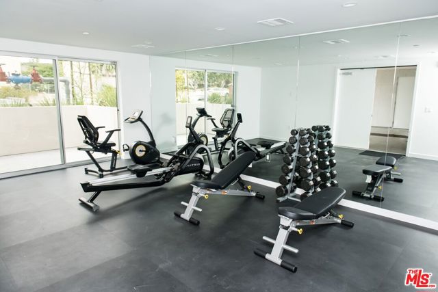 625 S BARRINGTON Avenue, Los Angeles CA: https://media.crmls.org/mediaz/05a949b5-94b0-4a48-97a4-1a4839e29eae.jpg