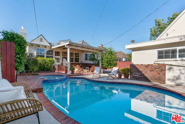 2338 Paloma Street, Pasadena CA: https://media.crmls.org/mediaz/05aa2f62-1ff9-4918-90bd-2d04f3d20b8b.jpg