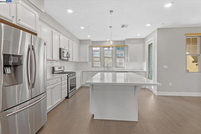 93 Catania Cmn, Fremont CA: https://media.crmls.org/mediaz/05abb874-a0c7-4a88-90f5-1bff1f8be91f.jpg