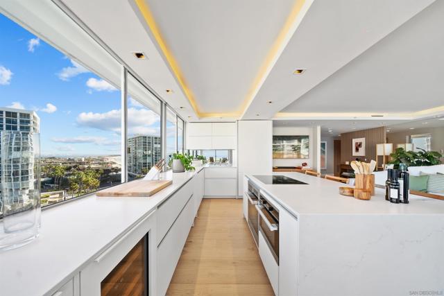 1780 Avenida Del Mundo, Coronado CA: https://media.crmls.org/mediaz/05ac5bd4-5166-496e-887c-6c3ed4e3b9d6.jpg