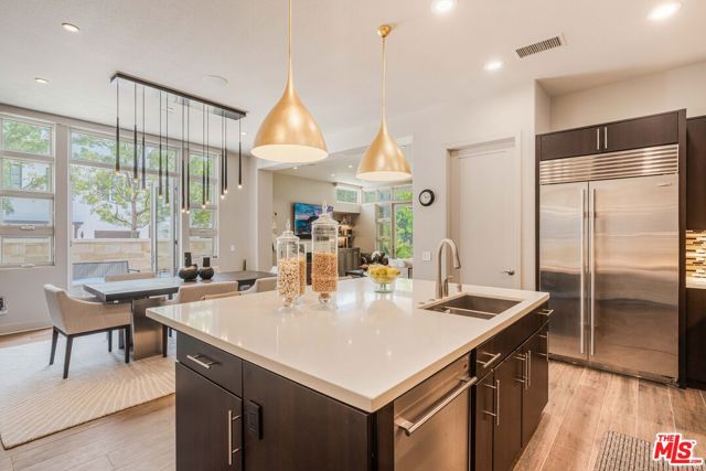 13042 W North Icon Circle, Playa Vista CA: https://media.crmls.org/mediaz/05ac7710-41be-4769-882a-df16684bbeb4.jpg