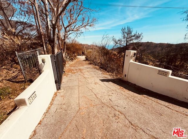 2566 Tuna Canyon Road, Topanga CA: https://media.crmls.org/mediaz/05acd8f4-0409-4dad-a2fa-43e2061ecd06.jpg