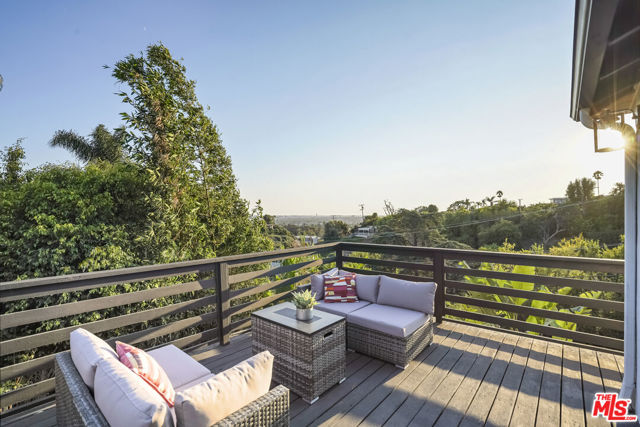 5549 Onacrest Drive, Los Angeles CA: https://media.crmls.org/mediaz/05ad7406-da94-4db7-adb7-bee03393364d.jpg
