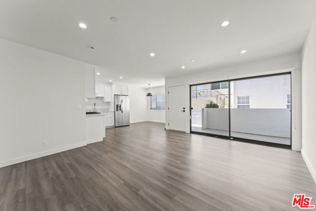 1254 9th Street, Santa Monica CA: https://media.crmls.org/mediaz/05ad7e74-7b46-4119-a7f8-a9497c1169c5.jpg