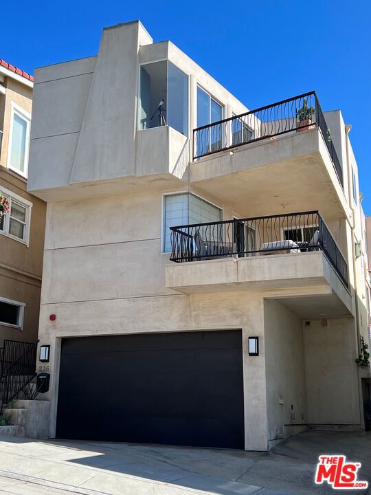 216 38th Street, Manhattan Beach CA: https://media.crmls.org/mediaz/05adbac7-6cee-4352-a01e-aacbd013033b.jpg