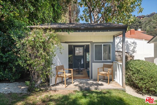 2107 Coldwater Canyon Drive, Beverly Hills CA: https://media.crmls.org/mediaz/05addc2e-e633-4ab6-8b23-7eeb0ed6c622.jpg