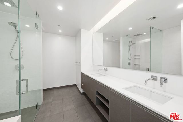 935 N San Vicente Boulevard, West Hollywood CA: https://media.crmls.org/mediaz/05ae01f0-1392-442a-a262-fbd101aa263c.jpg