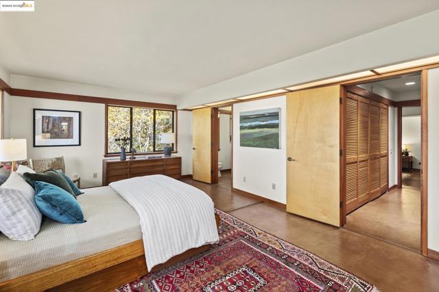 25 Dartmouth Dr, Berkeley CA: https://media.crmls.org/mediaz/05ae055e-3909-4ce7-b661-098776be55d8.jpg