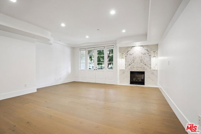 1861 Veteran Avenue, Los Angeles CA: https://media.crmls.org/mediaz/05ae2305-6883-4ff2-aa91-d5f0e314766e.jpg