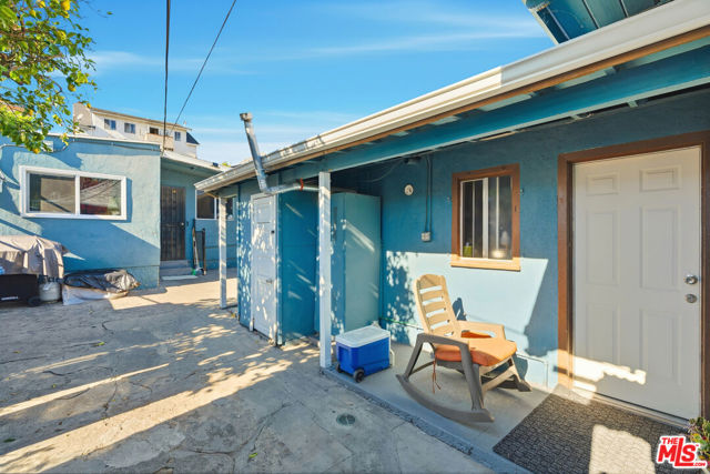 547 N St Louis Street, Los Angeles CA: https://media.crmls.org/mediaz/05aeac6d-e318-44fe-9c0f-909a6b73a4b3.jpg