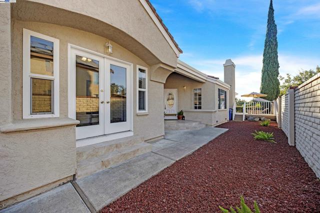 2380 Wayfarer Dr, Discovery Bay CA: https://media.crmls.org/mediaz/05af8dbd-ad60-4054-8200-2249d67678bb.jpg