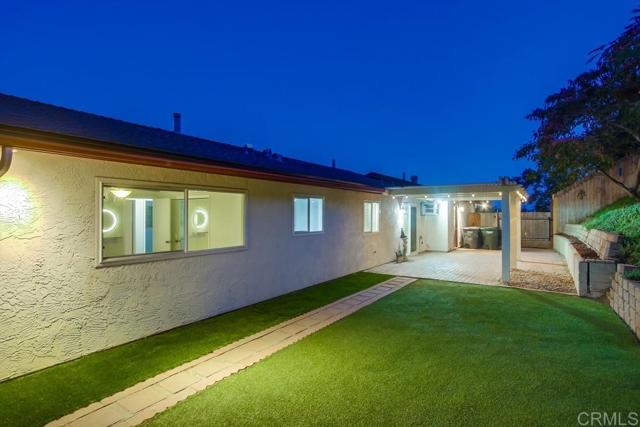 444 Victoria Place, Vista CA: https://media.crmls.org/mediaz/05affcc3-2d1c-4c72-a1a5-dfc204f53650.jpg