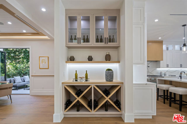 1534 N Beverly Drive, Beverly Hills CA: https://media.crmls.org/mediaz/05b030c2-a4af-4824-b632-7e160397b78c.jpg