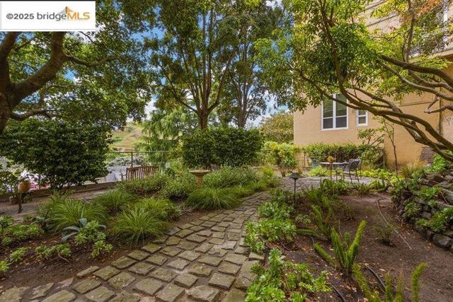 351 Buena Vista Ave E, San Francisco CA: https://media.crmls.org/mediaz/05b04522-a34c-43cb-ac45-0ccf9433db8e.jpg