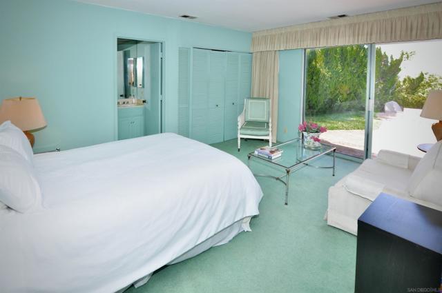8294 Prestwick Dr, La Jolla CA: https://media.crmls.org/mediaz/05b10f94-0a8f-42a4-bc81-95a0a73afeaa.jpg