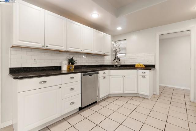 5221 Roxanne Ct, Livermore CA: https://media.crmls.org/mediaz/05b1ab01-2e85-4610-b0e9-6e9bf7c4d8a1.jpg