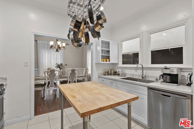 9528 W Olympic Boulevard, Beverly Hills CA: https://media.crmls.org/mediaz/05b1c989-93b9-448e-817a-b4df6cf765ae.jpg