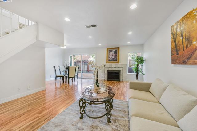 208 Siskiyou Ct, Walnut Creek CA: https://media.crmls.org/mediaz/05b1eb24-9728-4eb7-bb65-57f4bfc3c453.jpg