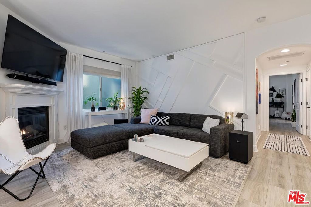 5037 Rosewood Avenue #101