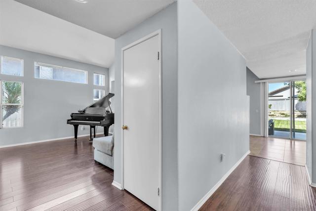 33262 Calle Langarica, Temecula CA: https://media.crmls.org/mediaz/05b2eafa-1517-4cfb-9b57-1f4525057d54.jpg
