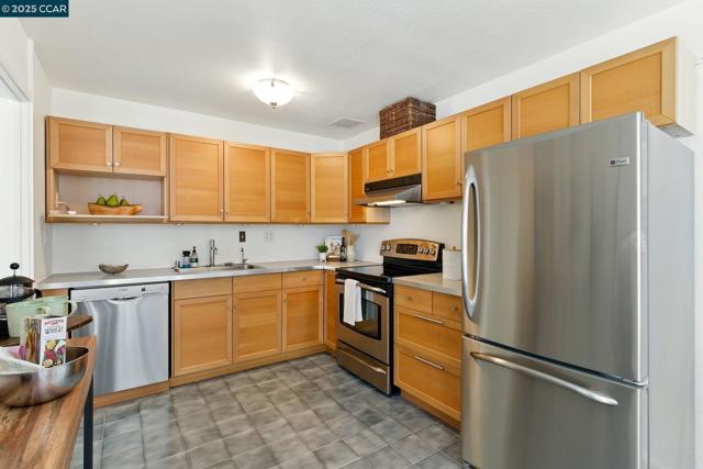 193 Montecito, Oakland CA: https://media.crmls.org/mediaz/05b3453c-06d4-4f9f-8d28-e93cdb6f3b97.jpg