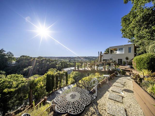 3300 Crystal Heights Drive, Soquel CA: https://media.crmls.org/mediaz/05b49ddf-9d84-4851-8ba0-b4f2b8b3e223.jpg