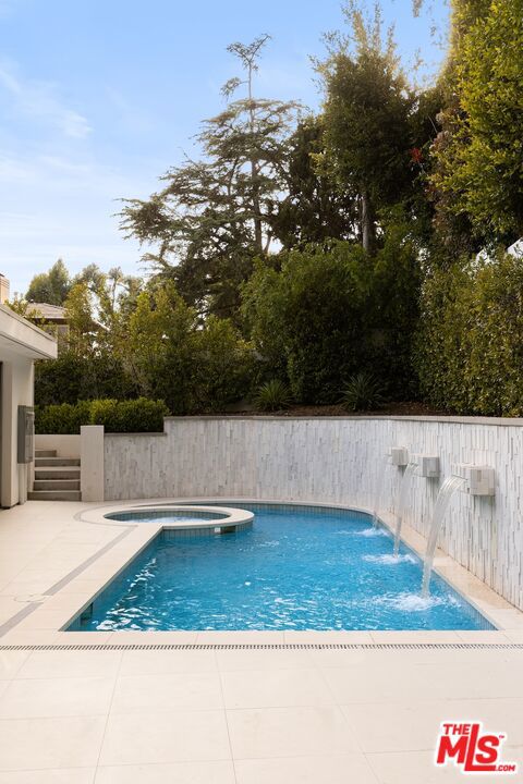 1124 Summit Drive, Beverly Hills CA: https://media.crmls.org/mediaz/05b5d752-9ff5-46af-9f89-d5e1ae2b3320.jpg