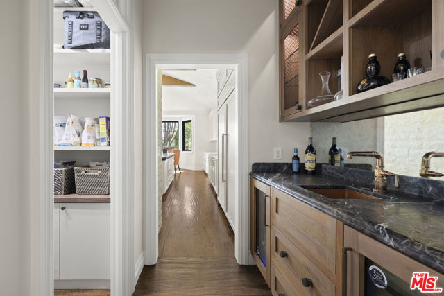 2325 Duxbury Circle, Los Angeles CA: https://media.crmls.org/mediaz/05b65055-7baf-4e46-8705-dd52e6811e8b.jpg