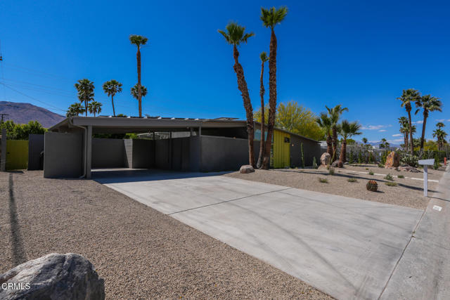 2839 N Davis Way, Palm Springs CA: https://media.crmls.org/mediaz/05b6675f-7a59-44fe-ae95-59f7d53fbebe.jpg